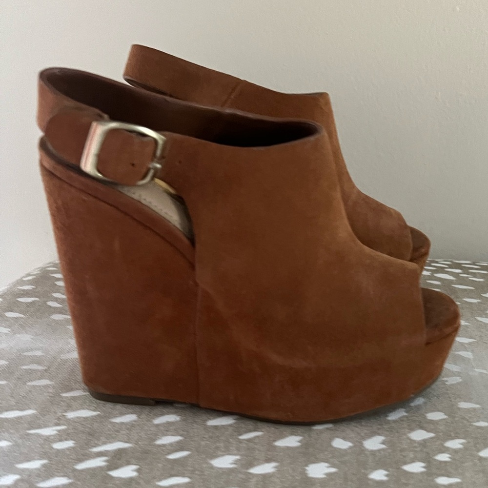 BCBGeneration Camel Fader Wedge Size 6